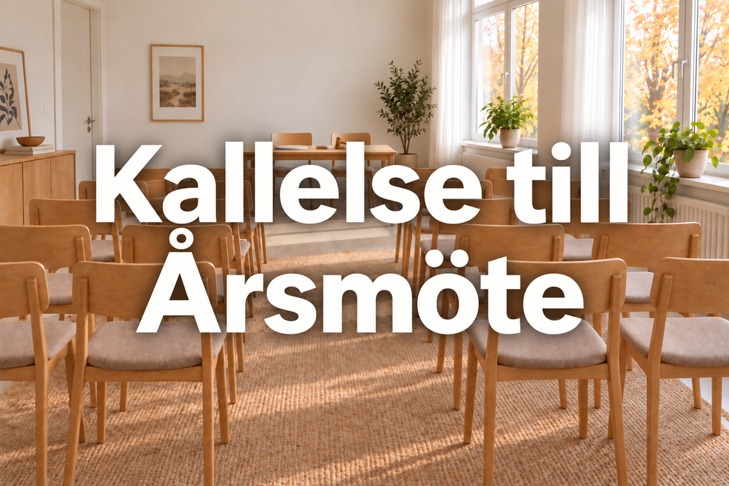 Mötesrum med 5 rader med stolar och ett litet presidium samt texten Kallelse till Årsmöte över hela bilden.